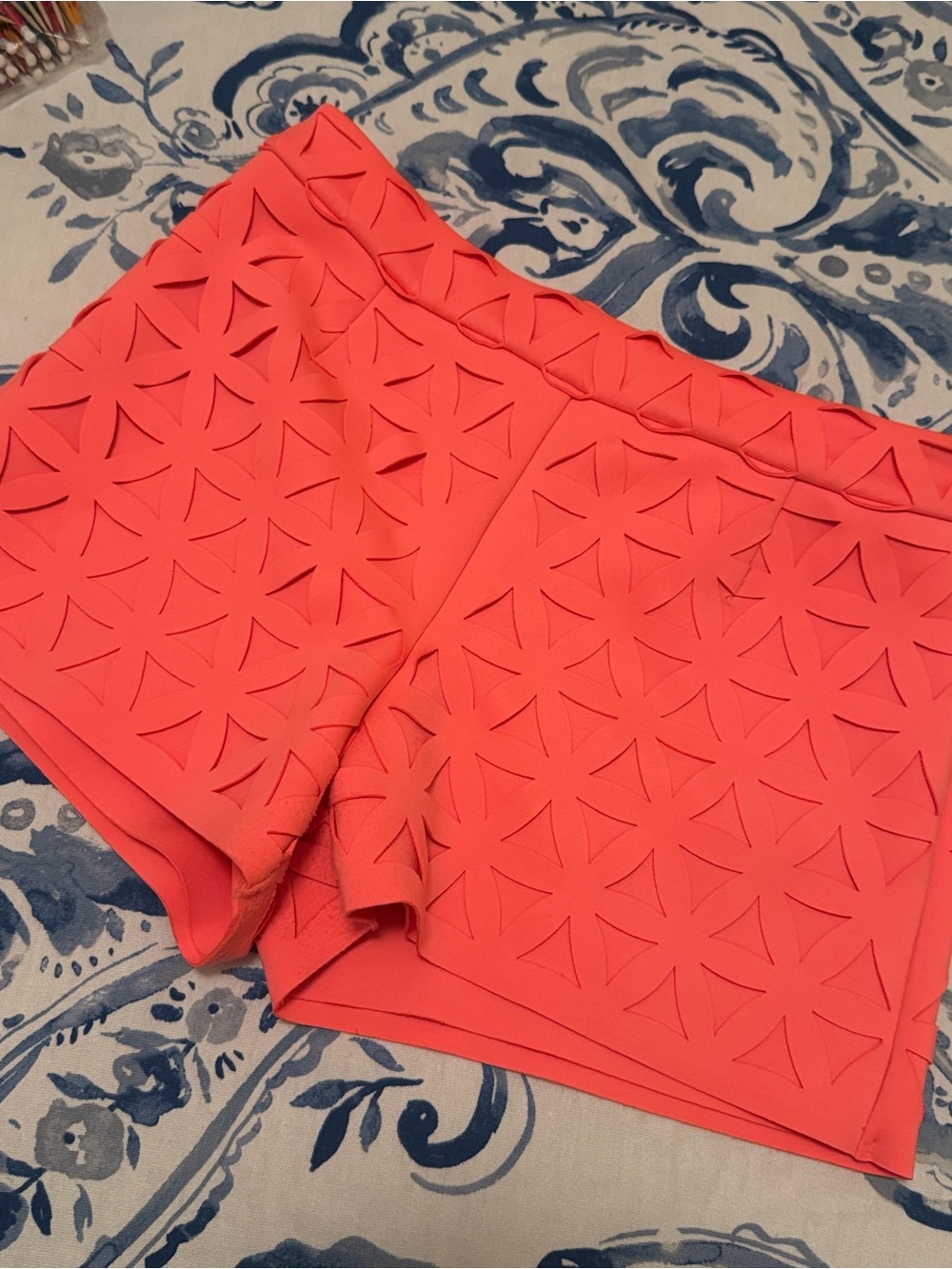 Lilly Pulitzer Coral Laser-Cut Women’s Short Shorts SZ 2
